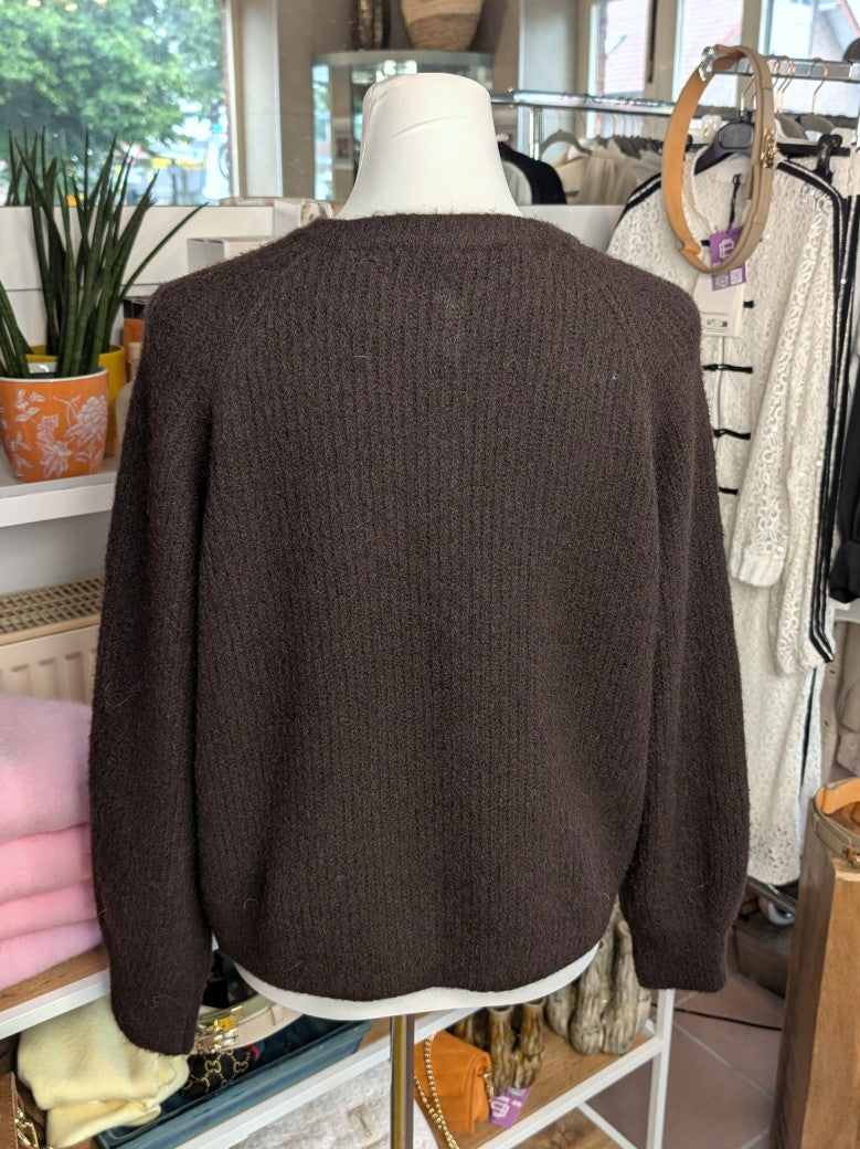 Elegante Cardigan Strickjacke in Coffee Braun mit hellen Perlmuttknöpfen und weicher breit gerippte Struktur - verleiht jedem Outfit eine raffinierte Note