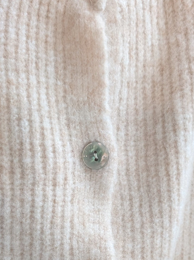 Elegante Cardigan Strickjacke in Beige Weiß meliert mit hellen Perlmuttknöpfen und weicher fein gerippte Struktur - verleiht jedem Outfit eine raffinierte Note!
