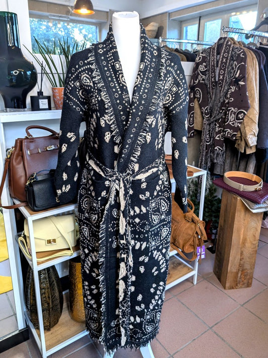 Elegante lange Strickjacke mit Fransen und Paisley-Muster im Kujten Boho Stil in Schwarz Beige Weiß mit Taschen Bindegürtel. Perfekt für viele Stilrichtungen!
