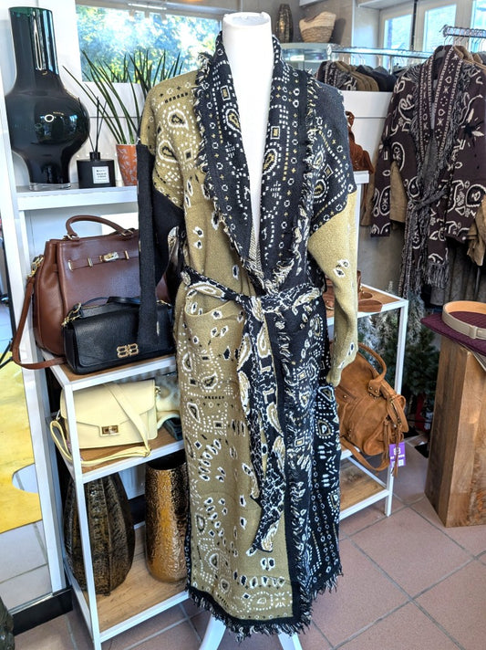 Elegante lange Strickjacke mit Fransen und Paisley-Muster im Kujten Boho Stil in Khaki Schwarz Beige mit Taschen Bindegürtel. Perfekt für viele Stilrichtungen!