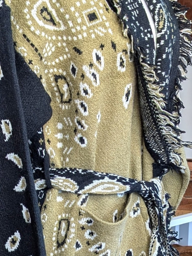 Elegante lange Strickjacke mit Fransen und Paisley-Muster im Kujten Boho Stil in Khaki Schwarz Beige mit Taschen Bindegürtel. Perfekt für viele Stilrichtungen!