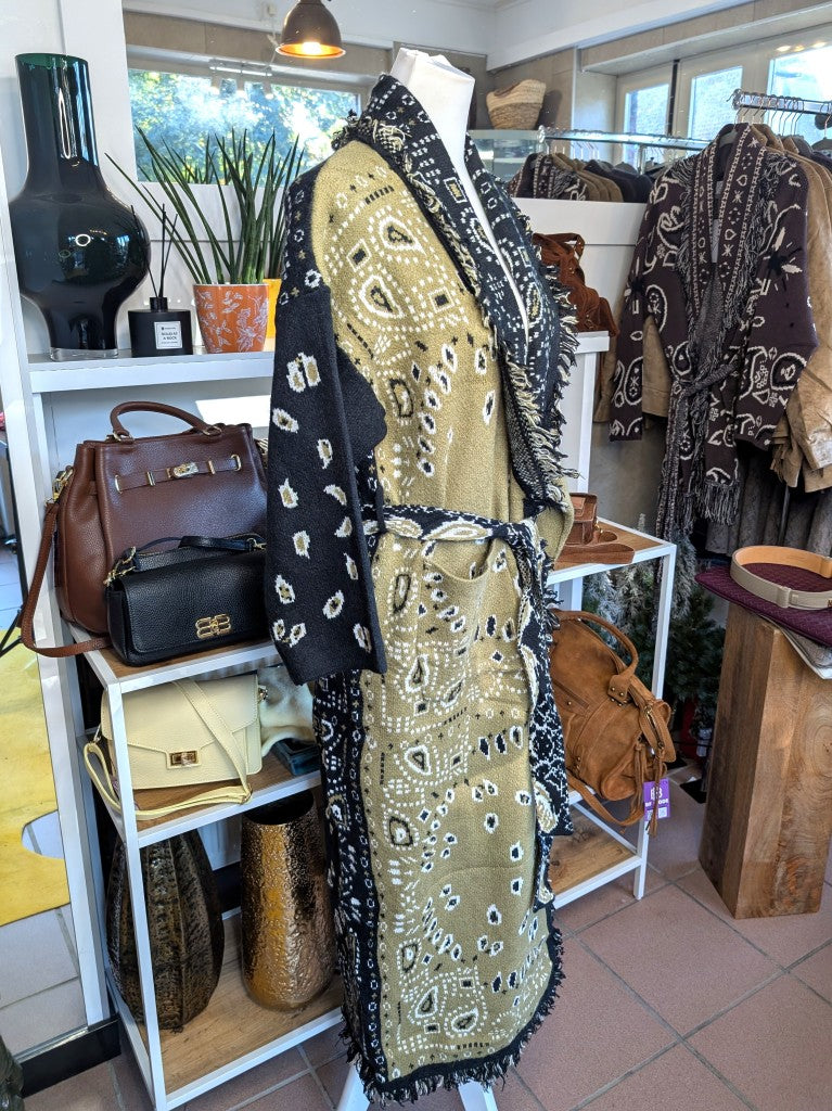 Elegante lange Strickjacke mit Fransen und Paisley-Muster im Kujten Boho Stil in Khaki Schwarz Beige mit Taschen Bindegürtel. Perfekt für viele Stilrichtungen!