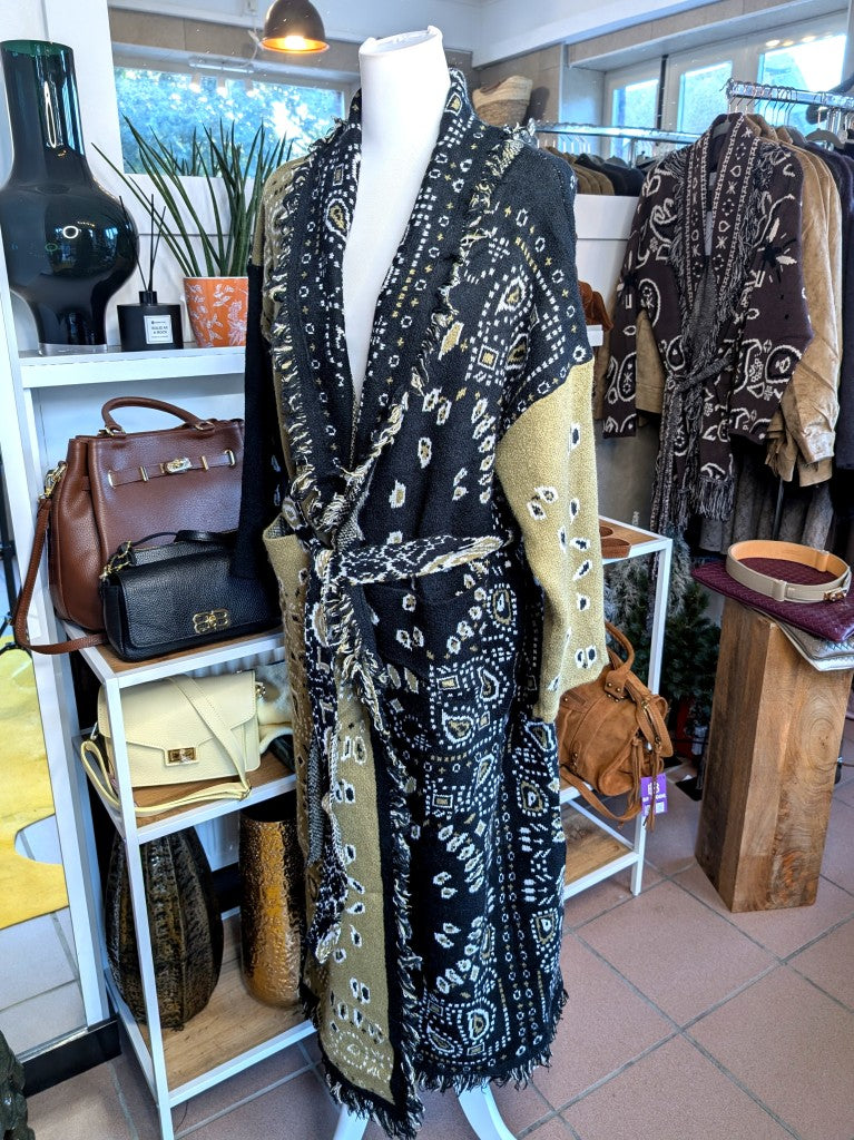 Elegante lange Strickjacke mit Fransen und Paisley-Muster im Kujten Boho Stil in Khaki Schwarz Beige mit Taschen Bindegürtel. Perfekt für viele Stilrichtungen!