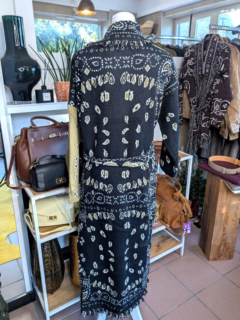 Elegante lange Strickjacke mit Fransen und Paisley-Muster im Kujten Boho Stil in Khaki Schwarz Beige mit Taschen Bindegürtel. Perfekt für viele Stilrichtungen!