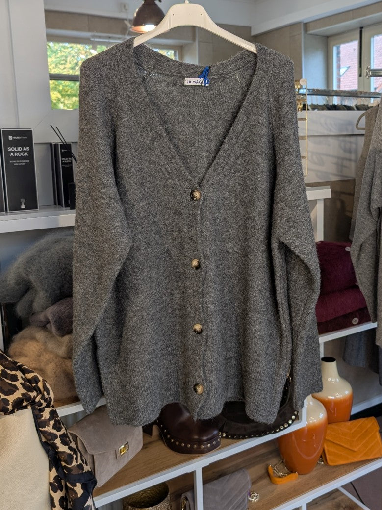 Der dunkelgraue Cardigan aus weichem Nylon von LA MAGLIA begeistert mit elegantem V-Ausschnitt und einem längeren Schnitt, der perfekt Wärme und Stil vereint!