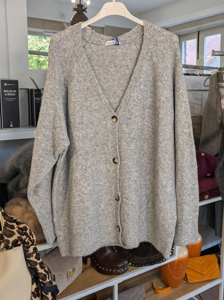 Der hellgraue Cardigan aus weichem Nylon von LA MAGLIA begeistert mit elegantem V-Ausschnitt und einem längeren Schnitt, der perfekt Wärme und Stil vereint!