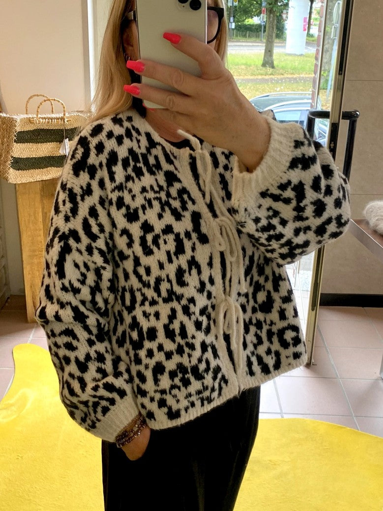 Das Créme Design mit Leo Muster in Schwarz und die eleganten Schleifen verleihen jedem Outfit einen Hauch von Extravaganz - für Alltag oder besondere Anlässe!