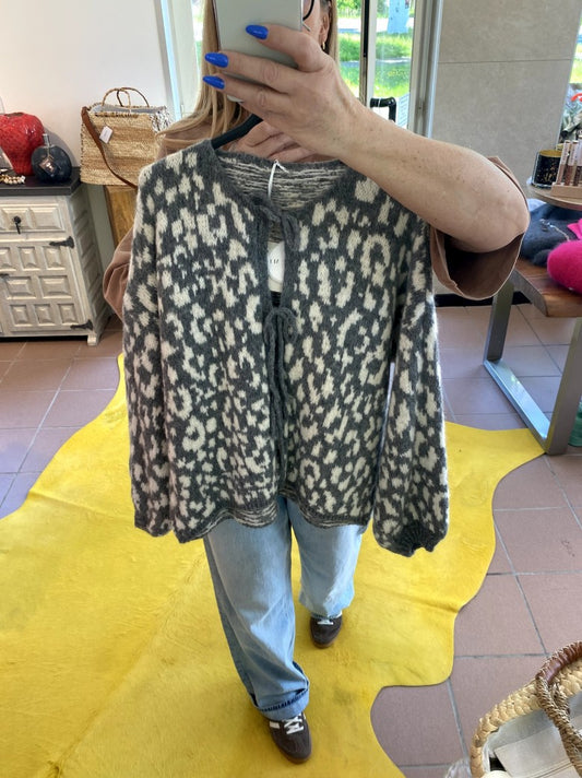 Das hellgraue Design mit Leo Muster in Weiß und die eleganten Schleifen verleihen jedem Outfit einen Hauch von Extravaganz - für Alltag oder besondere Anlässe!