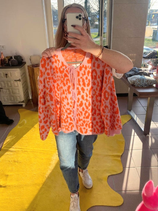 Das rosafarbene Design mit Leo Orange Tupfern und die eleganten Schleifen verleihen jedem Outfit einen Hauch von Extravaganz - für Alltag oder besondere Anlässe!