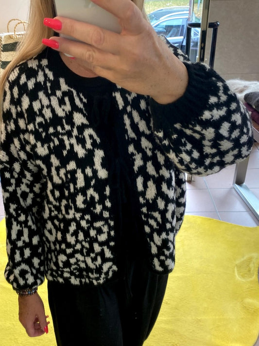 Das schwarze Design mit Leo Muster in Créme und die eleganten Schleifen verleihen jedem Outfit einen Hauch von Extravaganz - für Alltag oder besondere Anlässe!