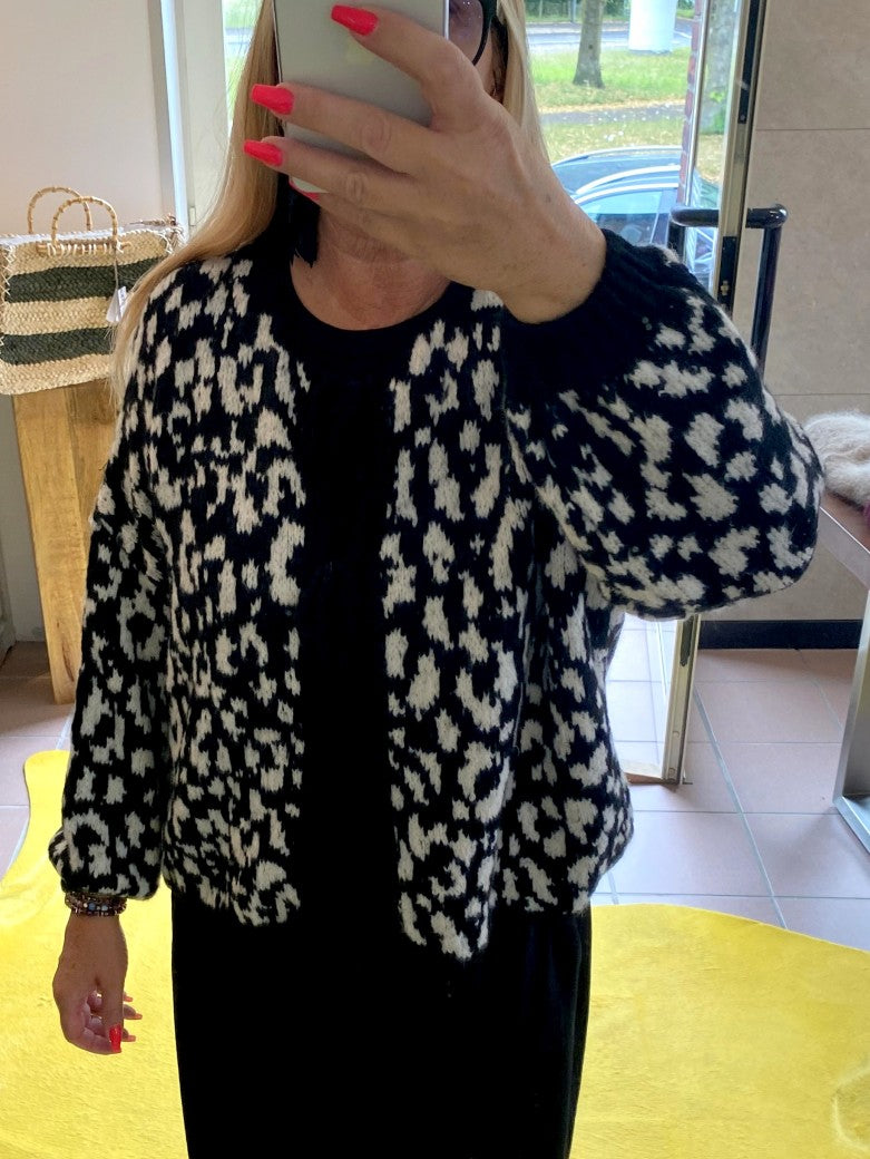 Das schwarze Design mit Leo Muster in Créme und die eleganten Schleifen verleihen jedem Outfit einen Hauch von Extravaganz - für Alltag oder besondere Anlässe!