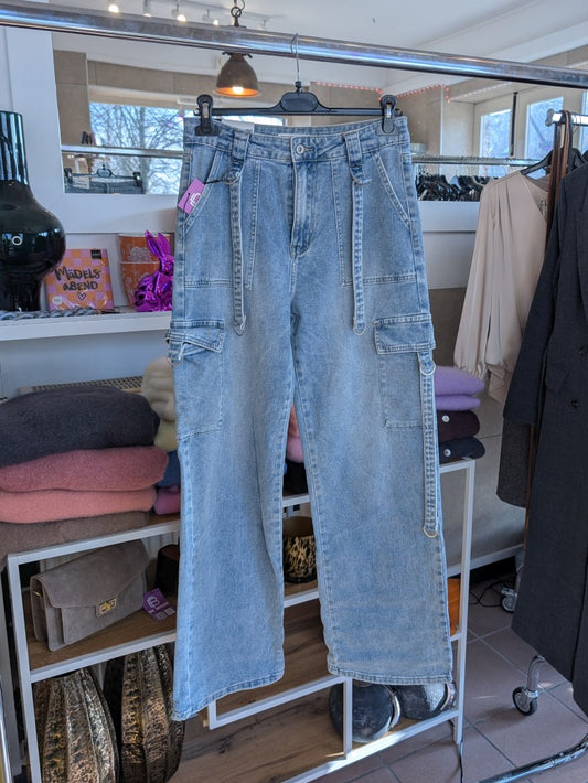 Die moderne Cargo Jeanshose mit Seitentaschen von HELLO MISS vereint stilvolles Design und hohen Tragekomfort für modebewusste Frauen, die Funktionalität lieben!