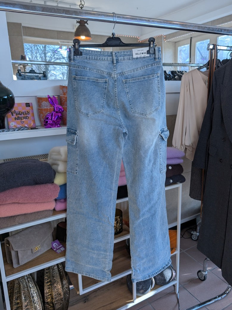 Die moderne Cargo Jeanshose mit Seitentaschen von HELLO MISS vereint stilvolles Design und hohen Tragekomfort für modebewusste Frauen, die Funktionalität lieben!
