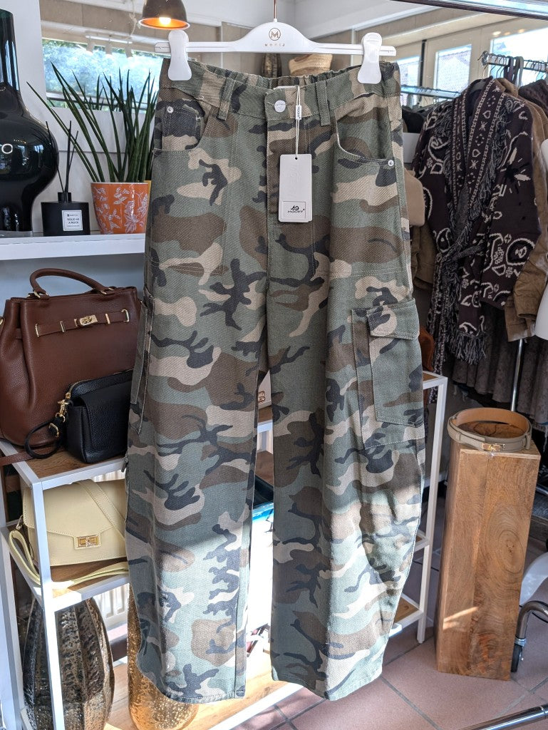 Lässige Cargo Jeanshose im angesagten Barrel- und Ballon-Stil weites Bein in Camouflage Khaki Grün Beige Braun Schwarz - ideal für urbanen Look und Alltagsstil.