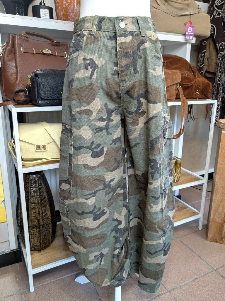 Lässige Cargo Jeanshose im angesagten Barrel- und Ballon-Stil weites Bein in Camouflage Khaki Grün Beige Braun Schwarz - ideal für urbanen Look und Alltagsstil.