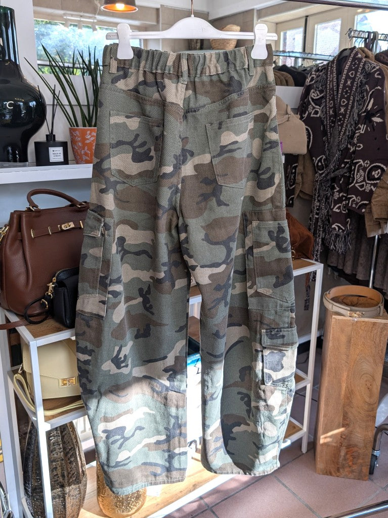 Lässige Cargo Jeanshose im angesagten Barrel- und Ballon-Stil weites Bein in Camouflage Khaki Grün Beige Braun Schwarz - ideal für urbanen Look und Alltagsstil.