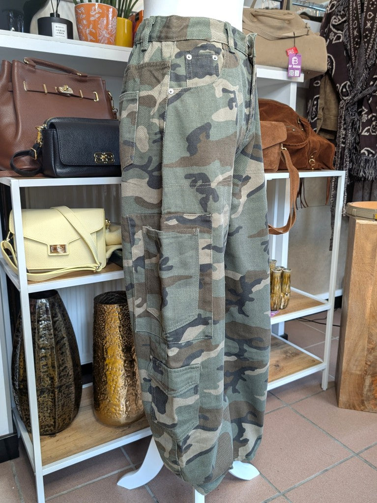 Lässige Cargo Jeanshose im angesagten Barrel- und Ballon-Stil weites Bein in Camouflage Khaki Grün Beige Braun Schwarz - ideal für urbanen Look und Alltagsstil.