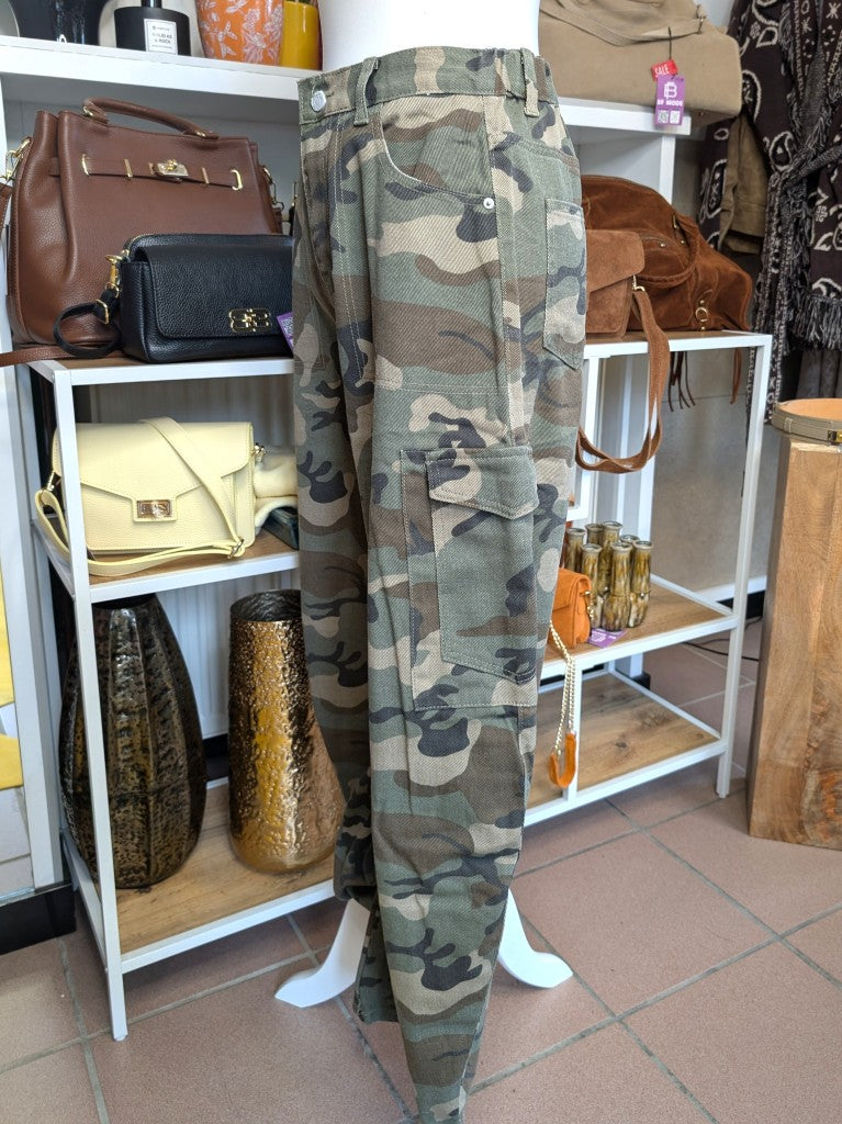 Lässige Cargo Jeanshose im angesagten Barrel- und Ballon-Stil weites Bein in Camouflage Khaki Grün Beige Braun Schwarz - ideal für urbanen Look und Alltagsstil.