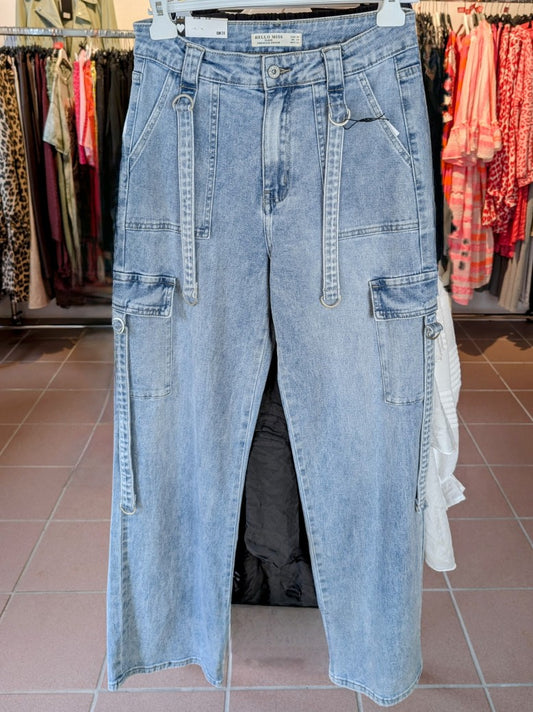 Die moderne Cargo Jeanshose mit Seitentaschen von HELLO MISS vereint stilvolles Design und hohen Tragekomfort für modebewusste Frauen, die Funktionalität lieben!