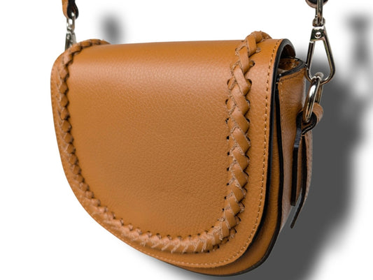 Diese Boho Handtasche im Chloé Stil in Hellbraun aus Echtleder ist ideal für den täglichen Gebrauch. Ein Must-Have für jede modebewusste Frau! Made in Italy