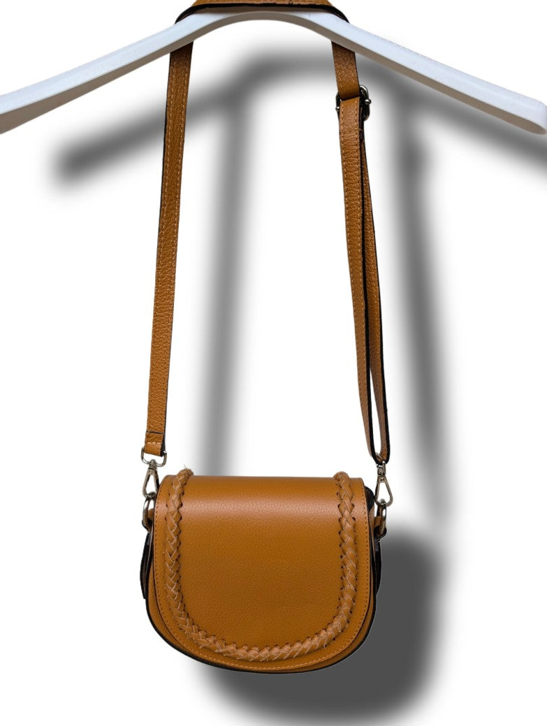 Diese Boho Handtasche im Chloé Stil in Hellbraun aus Echtleder ist ideal für den täglichen Gebrauch. Ein Must-Have für jede modebewusste Frau! Made in Italy