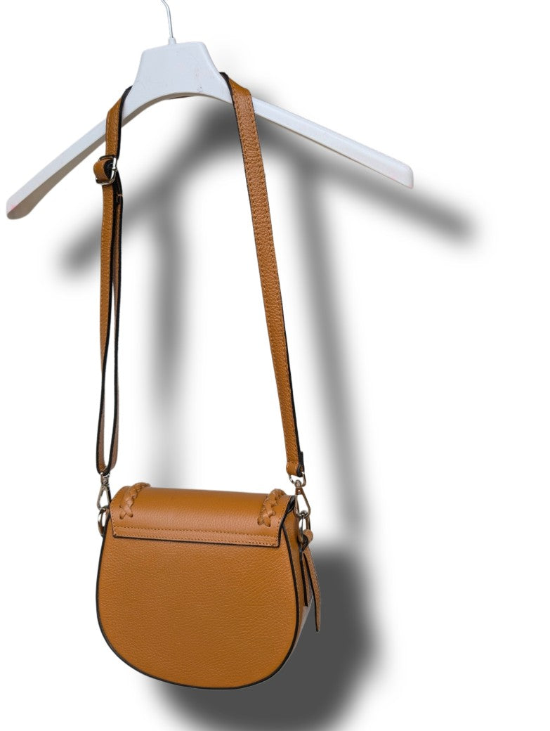 Diese Boho Handtasche im Chloé Stil in Hellbraun aus Echtleder ist ideal für den täglichen Gebrauch. Ein Must-Have für jede modebewusste Frau! Made in Italy