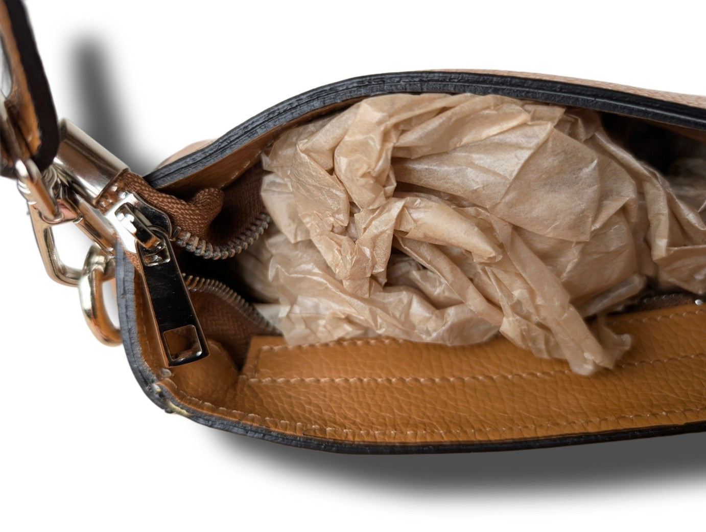 Diese Boho Handtasche im Chloé Stil in Hellbraun aus Echtleder ist ideal für den täglichen Gebrauch. Ein Must-Have für jede modebewusste Frau! Made in Italy