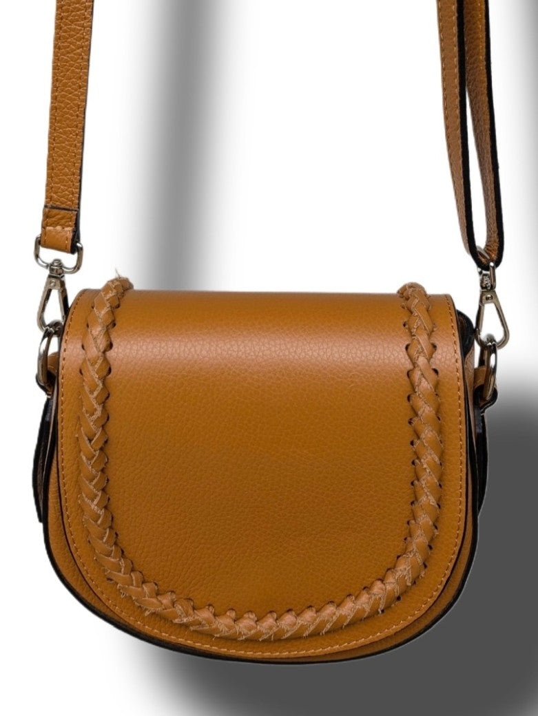 Diese Boho Handtasche im Chloé Stil in Hellbraun aus Echtleder ist ideal für den täglichen Gebrauch. Ein Must-Have für jede modebewusste Frau! Made in Italy