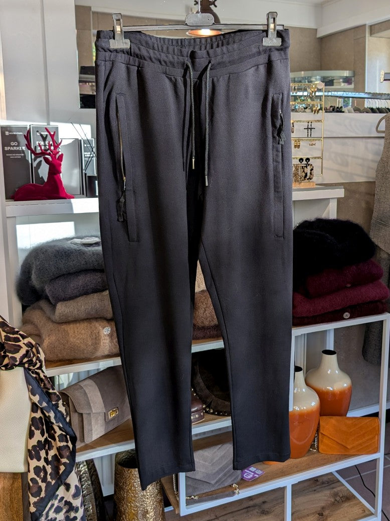 Decay Jogpants in Schwarz aus Baumwolle bieten modernen Stil und Funktionalität mit integrierten Reißverschlüssen, ideal für vielseitige Looks.