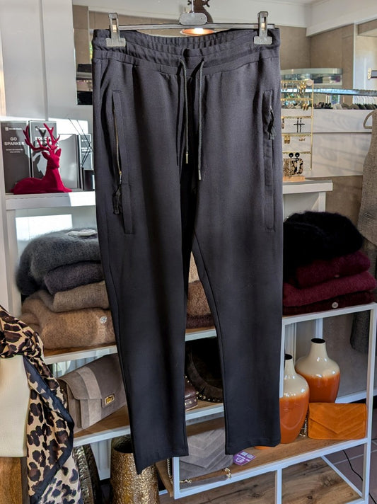 Decay Jogpants in Schwarz aus Baumwolle bieten modernen Stil und Funktionalität mit integrierten Reißverschlüssen, ideal für vielseitige Looks.