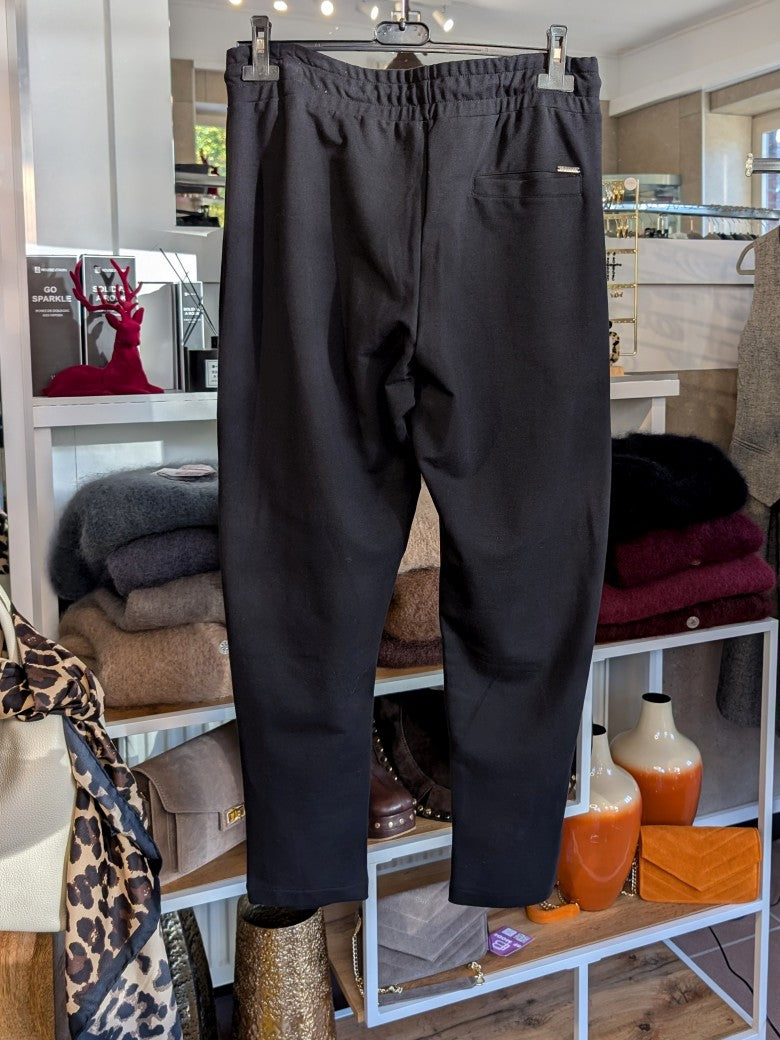 Decay Jogpants in Schwarz aus Baumwolle bieten modernen Stil und Funktionalität mit integrierten Reißverschlüssen, ideal für vielseitige Looks.