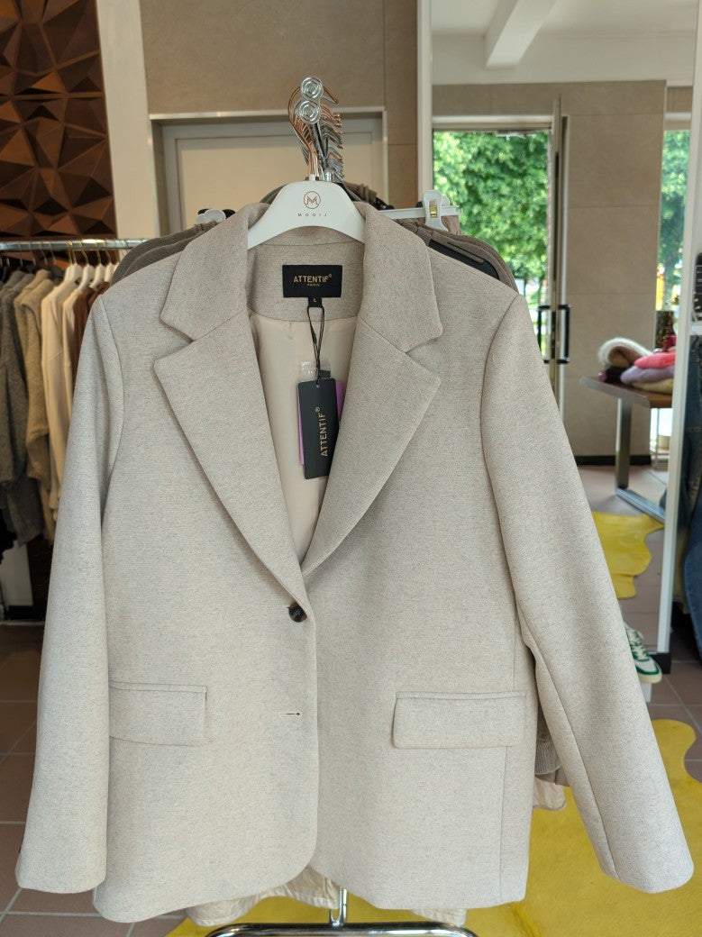 Der elegante Damen Blazer aus 100% Wolle in hellem Créme von ATTENTIF vereint hochwertiges Material und stilvolles Design - perfekt für stilbewusste Frauen!