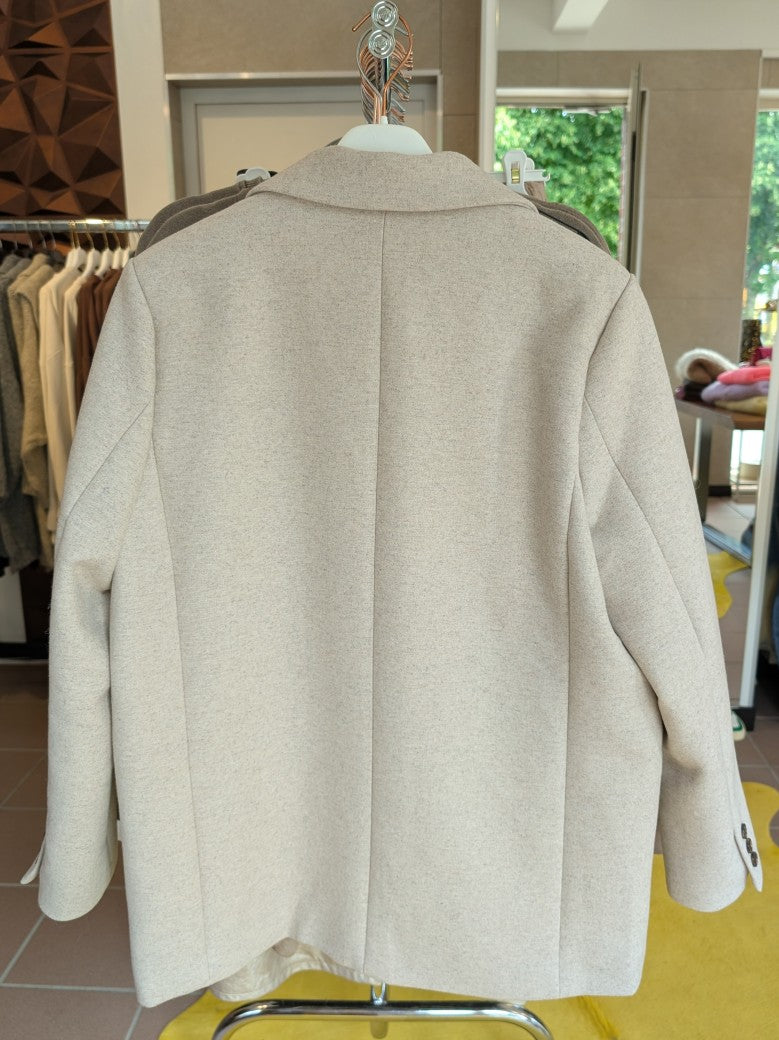 Der elegante Damen Blazer aus 100% Wolle in hellem Créme von ATTENTIF vereint hochwertiges Material und stilvolles Design - perfekt für stilbewusste Frauen!