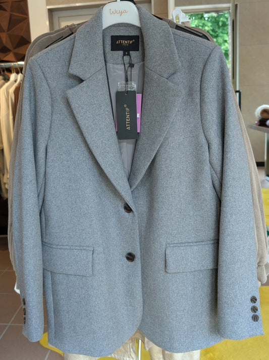 Der elegante Damen Woll Blazer Wolle in Hellgrau von ATTENTIF vereint hochwertiges Material und stilvolles Design in S, M, L - perfekt für stilbewusste Frauen!
