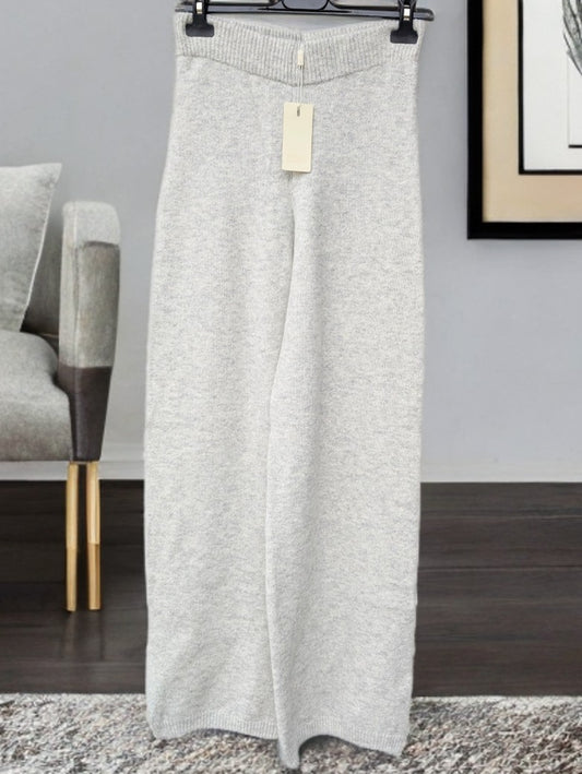 Die Feinstrick Hose von EFFENY aus hochwertiger Viskose in elegantem Créme vereint Komfort und Stil. Perfekt für entspannte Tage oder schicke Casual-Looks!