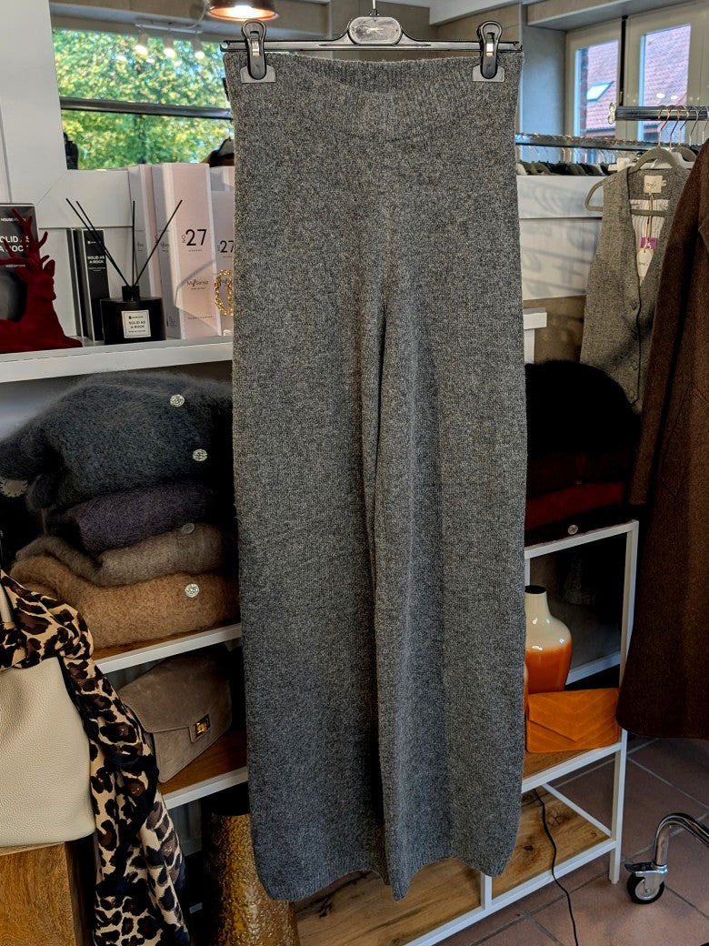 Die Feinstrick Hose von EFFENY aus Viskose und Nylon in elegantem Anthrazit Grau vereint Komfort und Stil. Perfekt für entspannte Tage oder schicke Casual-Looks!