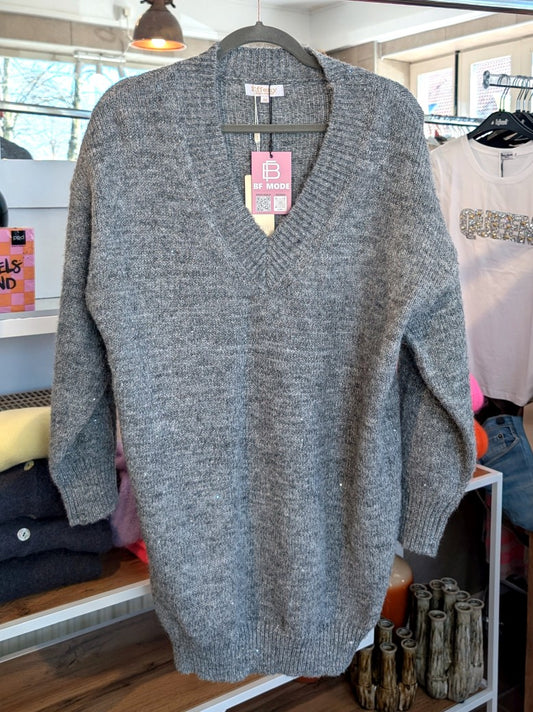 Eleganter Maxi Pullover aus weicher Viskose in zartem Hellgrau. Das vielseitige Stück vereint Komfort und Stil – perfekt als Pullover oder Kleid tragbar. Effeny
