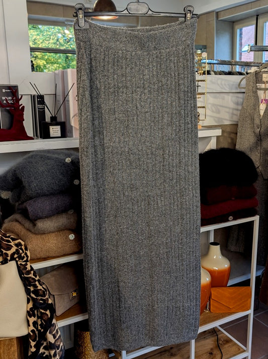 Entdecke jetzt den vielseitigen Maxi Feinstrick Rock aus Viskose Nylon in Anthrazit von EFFENY! Ergänze jetzt Deine Garderobe um ein unverzichtbares Basic-Teil!