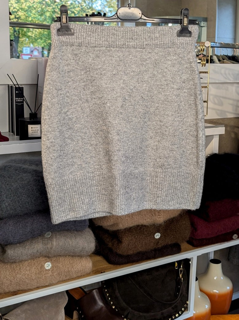 Der Feinstrick Mini Rock von EFFENY in Hellgrau kombiniert 50% Viskose mit 50% Nylon für ein angenehmes, leichtes Tragegefühl und eine elegante Optik!