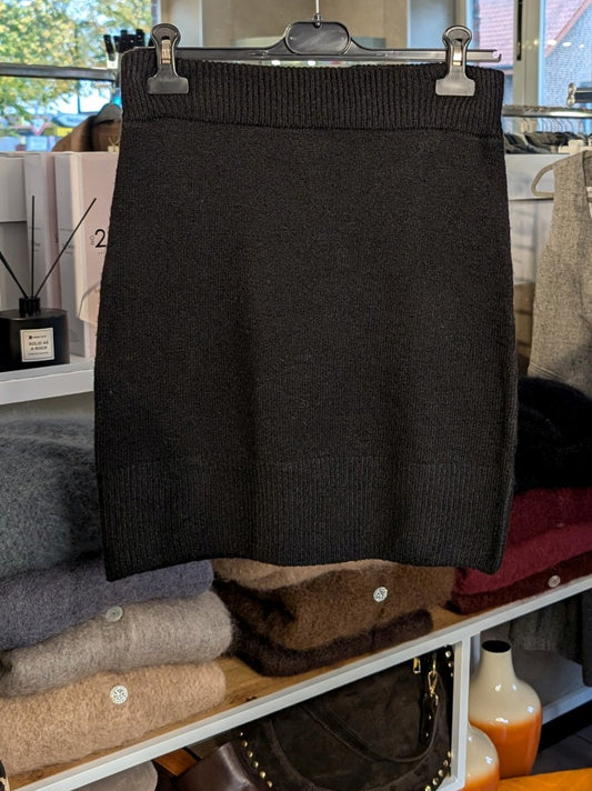 Der Feinstrick Mini Rock von EFFENY in Schwarz kombiniert 50% Viskose mit 50% Nylon für ein angenehmes, leichtes Tragegefühl und eine elegante Optik!