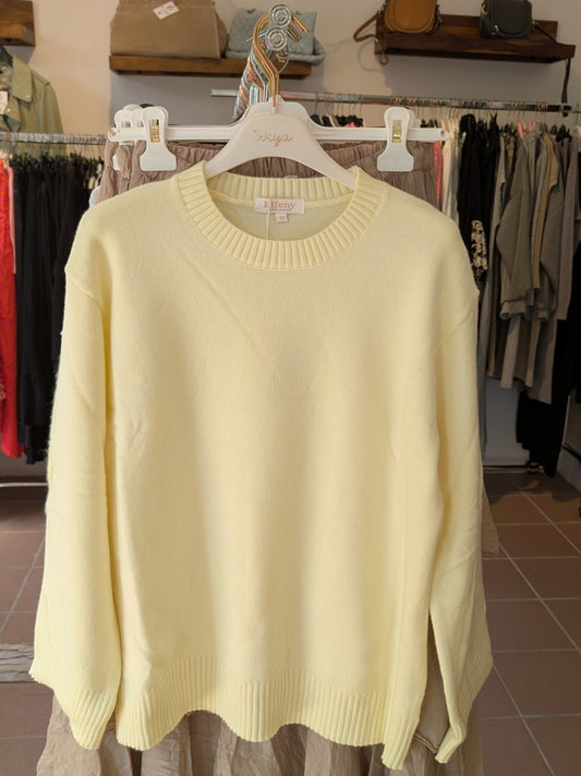 Dieser Feinstrick Pullover in zartem Gelb aus hochwertiger Viskose bietet angenehmen Tragekomfort und eine schmeichelhafte Passform in One Size.