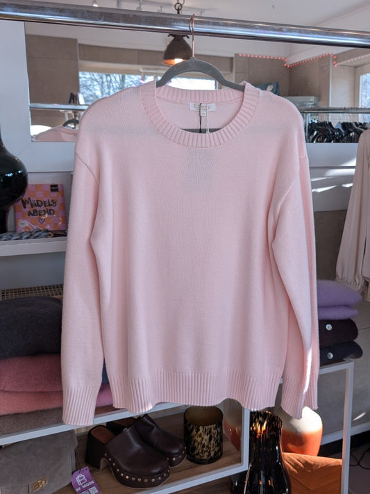 Dieser Feinstrick Pullover in zartem Rosa aus hochwertiger Viskose bietet angenehmen Tragekomfort und eine schmeichelhafte Passform in One Size.