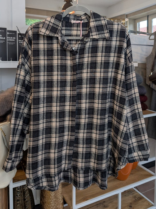 Das lässige Flanellhemd von Believe besticht durch sein flauschiges dickes Material mit zeitlosem Karo-Design - für angenehme Wärme und Komfort an kühlen Tagen!