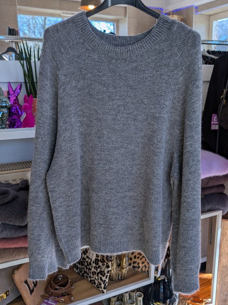 Dünner flauschiger Pullover mit Rundhalsausschnitt aus Alpaka und Wolle in elegantem Grau von Mioni - optimaler wohliger Tragekomfort, deal für jeden Anlass!