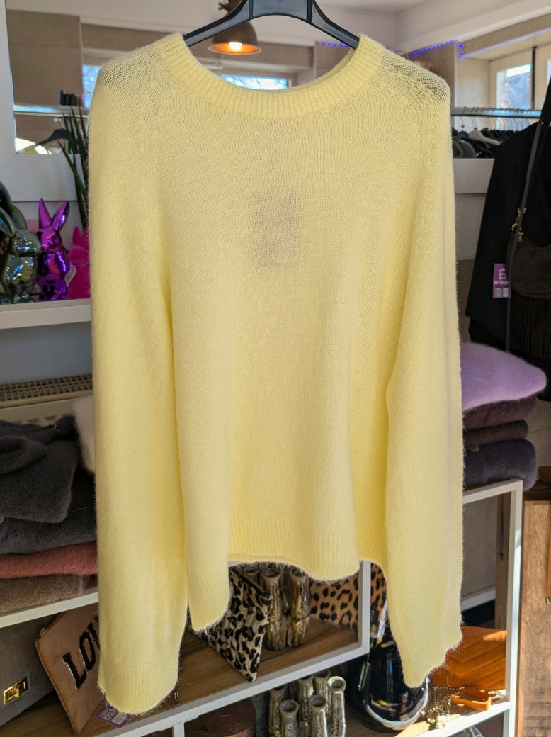 Dünner flauschiger Pullover mit Rundhalsausschnitt aus Alpaka und Wolle in Butter Yellow Gelb von Mioni - optimaler wohliger Tragekomfort, deal für jeden Anlass!
