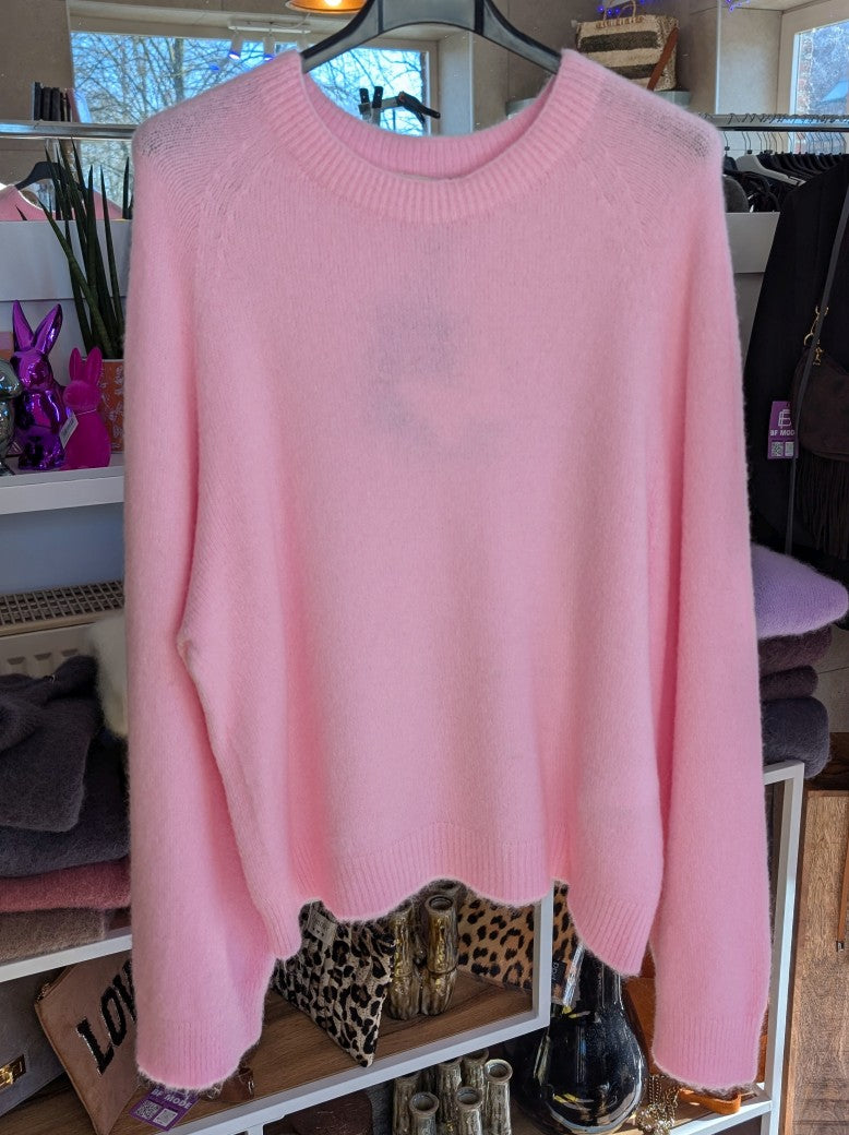 Dünner flauschiger Pullover mit Rundhalsausschnitt aus Alpaka und Wolle in elegantem Rosa von Mioni - optimaler wohliger Tragekomfort, deal für jeden Anlass!