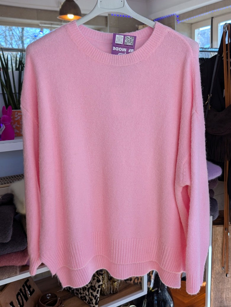 Dünner flauschiger Pullover mit Rundhalsausschnitt aus Alpaka und Wolle in elegantem Rosa von Mioni - optimaler wohliger Tragekomfort, deal für jeden Anlass!