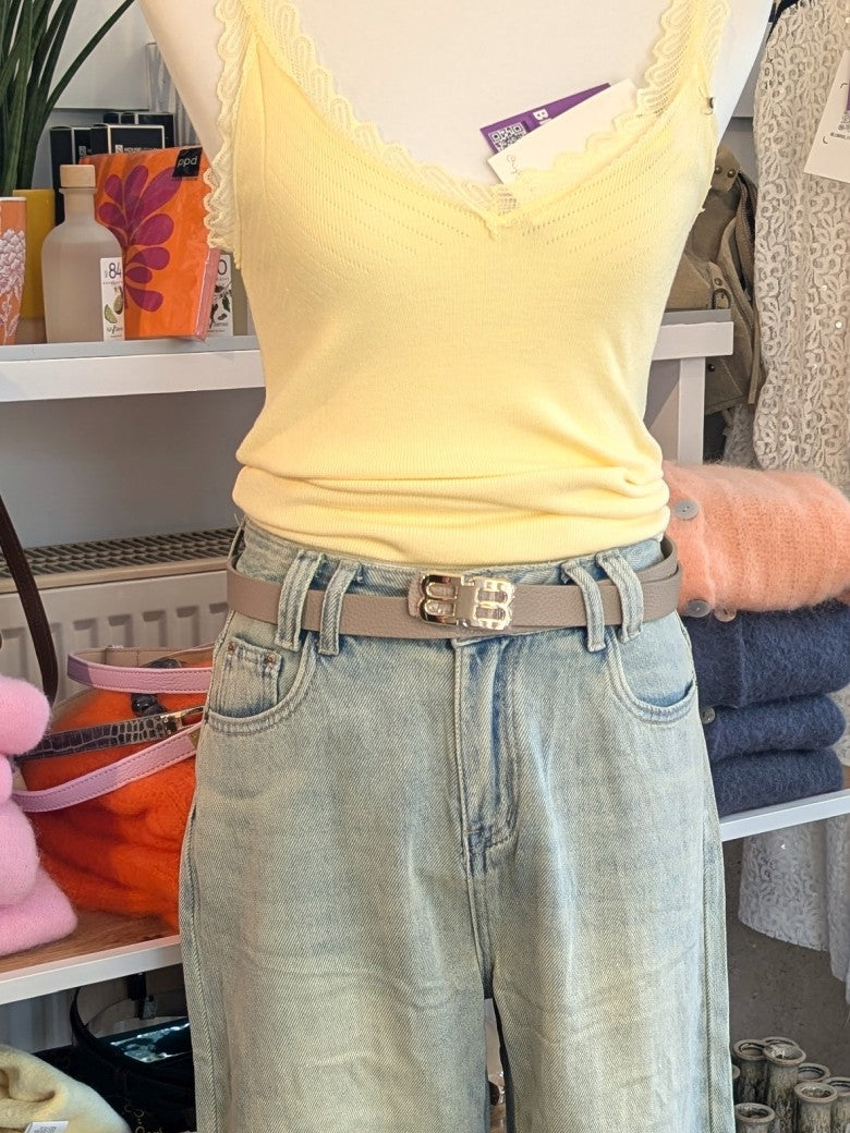 Eleganter hochwertiger Ledergürtel warmes Beige im Balenciaga-Stil - vielseitiges Accessoire für verschiedene Anlässe. Passt perfekt zu Jeans, Chinos, Kleidern!