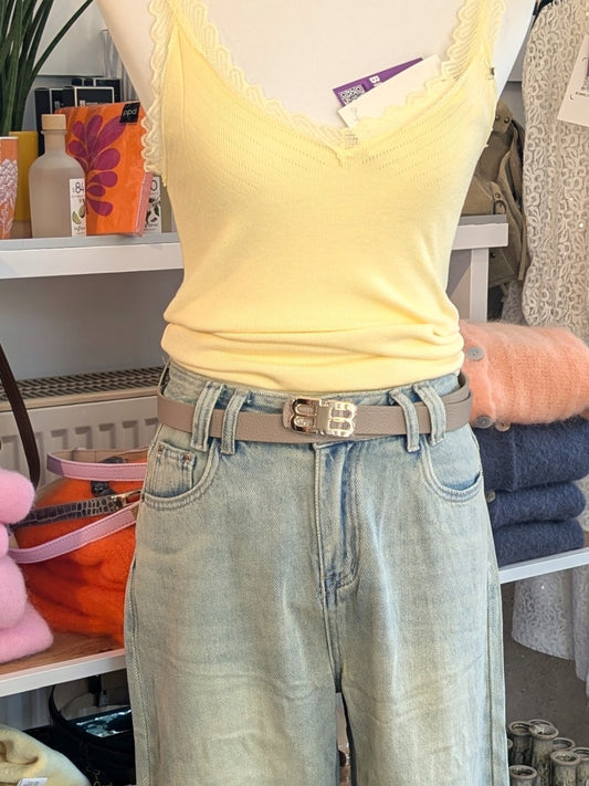 Eleganter hochwertiger Ledergürtel warmes Beige im Balenciaga-Stil - vielseitiges Accessoire für verschiedene Anlässe. Passt perfekt zu Jeans, Chinos, Kleidern!
