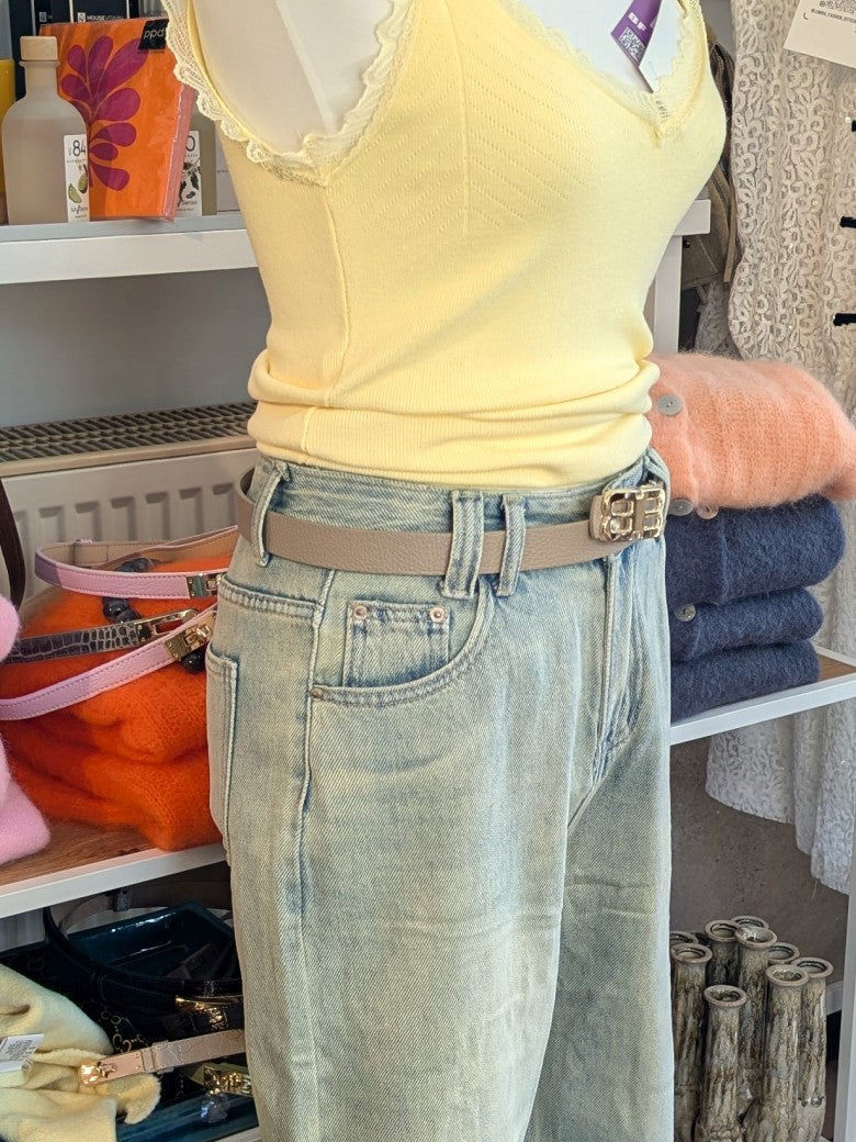 Eleganter hochwertiger Ledergürtel warmes Beige im Balenciaga-Stil - vielseitiges Accessoire für verschiedene Anlässe. Passt perfekt zu Jeans, Chinos, Kleidern!